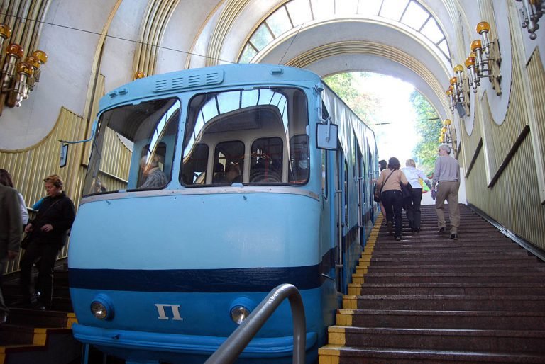 kiev funicular Flickr: BBM Explorer / Rob [CC BY 2.0 (https://creativecommons.org/licenses/by/2.0)]