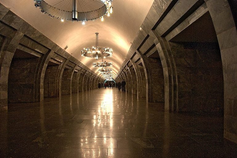 Respublikansky Stadion Kiev Metro - Ilya K [CC BY-SA 3.0 (https://creativecommons.org/licenses/by-sa/3.0)]