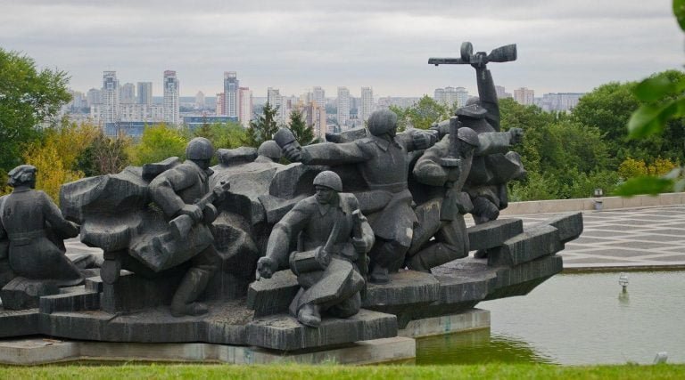 kiev monument soldiers image