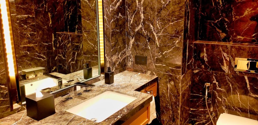 Hilton Manila Suite Bathroom