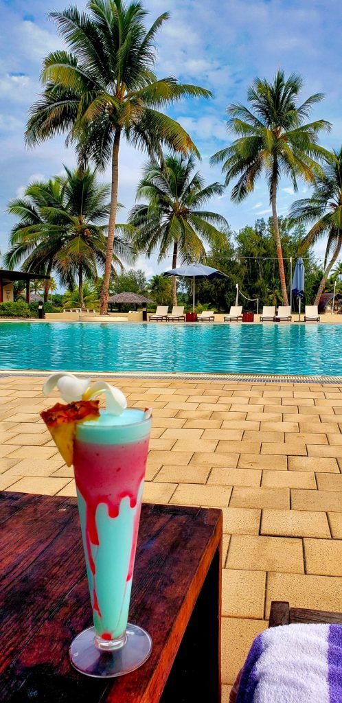 holiday inn vanuatu main pool cocktail